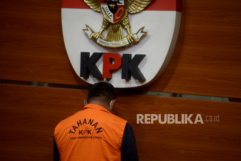 Tersangka kasus korupsi dihadirkan KPK (Ilustrasi). ICW menyindir Presiden Jokowi mengenai indeks persepsi korupsi Indonesia yang stagnan.
