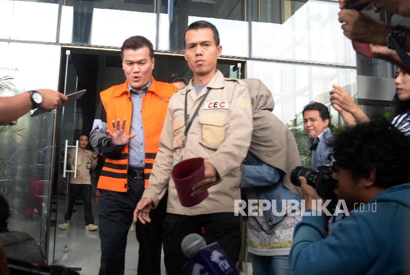  Tersangka kasus korupsi E-KTP Andi Agustinus alias Andi Narogong seusai menjalani pemeriksaan di gedung KPK, Jakarta, Rabu (2/8). 