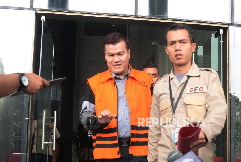 Tersangka kasus korupsi E-KTP Andi Agustinus alias Andi Narogong seusai menjalani pemeriksaan di gedung KPK, Jakarta, Rabu (2/8).