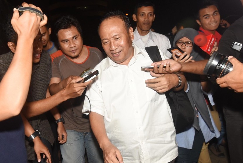 Tersangka kasus korupsi e-KTP Sugiharto meninggalkan Gedung KPK usai menjalani pemeriksaan di Jakarta, Selasa (8/3). 