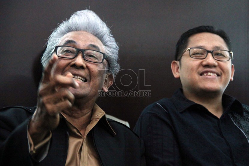 Mantan ketum Demokrat Anas Urbaningrum (kanan) bersama pengacara Adnan Buyung Nasution  (Republika/Yasin Habibi)
