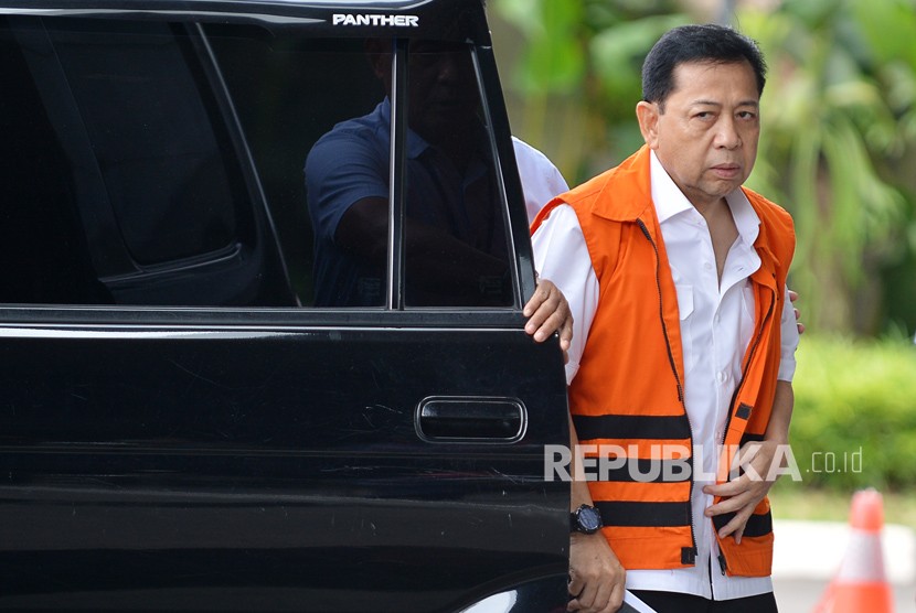 Tersangka kasus korupsi KTP elektronik Setya Novanto keluar dari mobil tahanan untuk menjalani pemeriksaan di Gedung KPK, Jakarta, Selasa (12/12). 