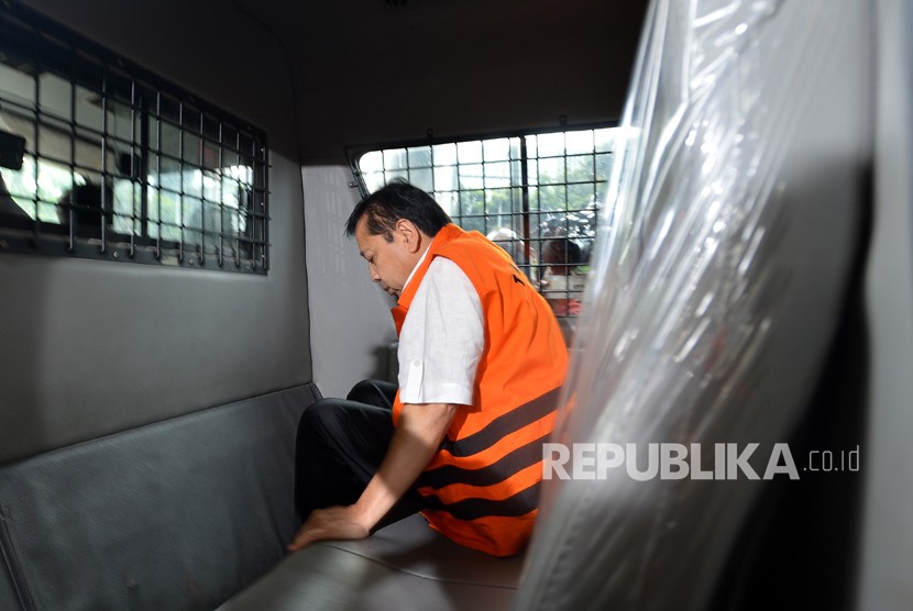 Tersangka kasus korupsi KTP elektronik Setya Novanto menaiki mobil tahanan seusai menjalani pemeriksaan di gedung KPK, Jakarta, Selasa (21/11). 