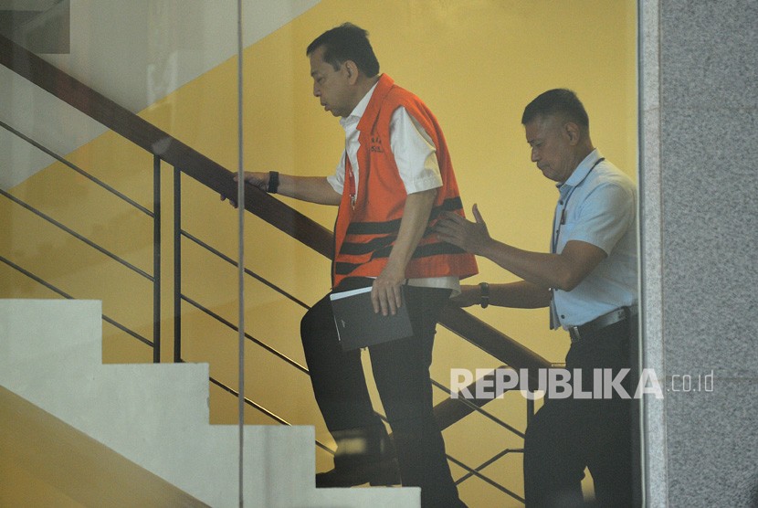 Tersangka kasus korupsi KTP elektronik Setya Novanto menaiki tangga untuk menjalani pemeriksaan di Gedung KPK, Jakarta, Selasa (12/12). 