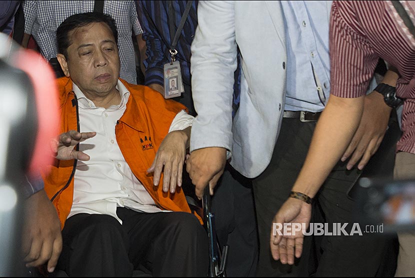 Tersangka kasus korupsi KTP Elektronik Setya Novanto tiba di gedung KPK, Jakarta, Minggu (19/11). Ketua DPR tersebut dipindahkan dari RSCM Kencana ke rutan KPK.