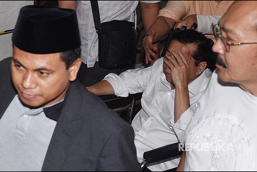 Tersangka kasus korupsi KTP Elektronik Setya Novanto meninggalkan RSCM untuk dibawa ke rutan KPK di Jakarta, Minggu (19/11). Ketua DPR itu resmi ditahan oleh KPK. 