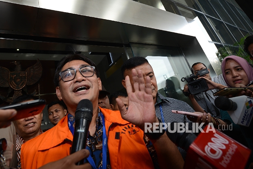  Tersangka kasus korupsi proyek Hambalang Andi Zulkarnain Mallarangeng alias Choel Mallarangeng mengenakan rompi tahanan KPK usai menjalani pemeriksaan di Gedung KPK, Jakarta, Senin (6/2). 