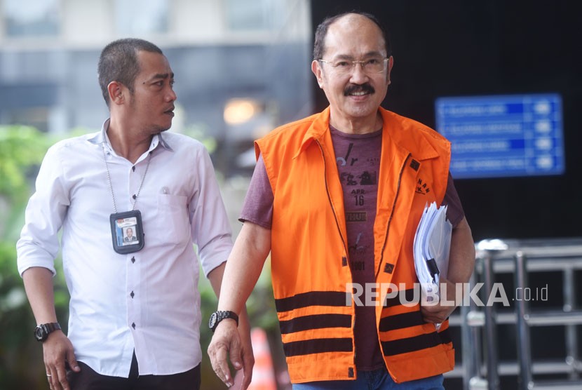 Tersangka kasus merintangi penyidikan perkara korupsi KTP Elektronik Fredrich Yunadi tiba untuk menjalani pemeriksaan di gedung KPK, Jakarta, Senin (22/1).