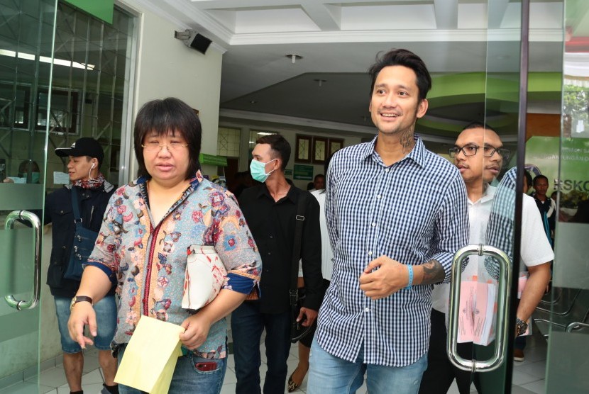 Tersangka kasus narkoba Tora Sudiro (kanan) berjalan keluar ruangan Rumah Sakit Ketergantungan Obat (RSKO) di Cibubur, Jakarta, Senin (14/8). 