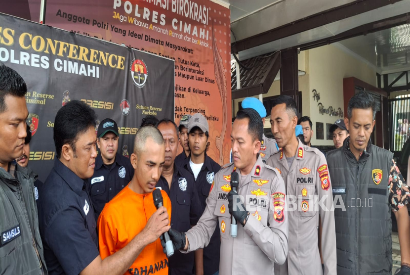 Tersangka Kasus Pembunuhan, Arie Rafly Ardiansyah (20, berbaju tahanan) Dihadirkan dalam Gelar Pekara di Mapolres Cimahi