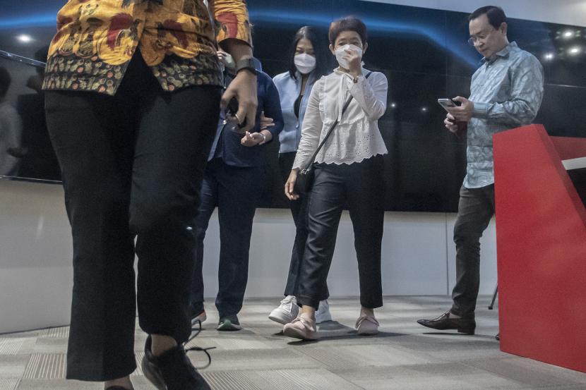 Tersangka kasus pembunuhan berencana Brigadir J atau Nofriansyah Yosua Hutabarat, Putri Candrawathi (ketiga kiri) berjalan usai melakukan pemeriksaan kesehatan di Bareskrim Mabes Polri, Jakarta, Jumat (30/9/2022). Mulai hari ini Putri resmi ditahan.
