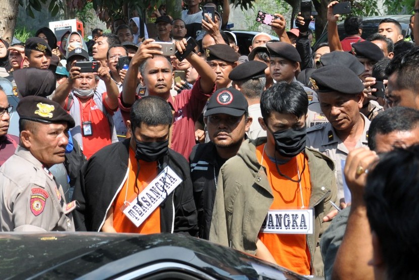 Tersangka kasus pembunuhan Hakim Pengadilan Negeri Medan, JF (kiri) dan RH (kanan) mengikuti rekonstruksi atau reka ulang di Perumahan Royal Monaco Medan, Sumatera Utara, Kamis (16/1/2020).