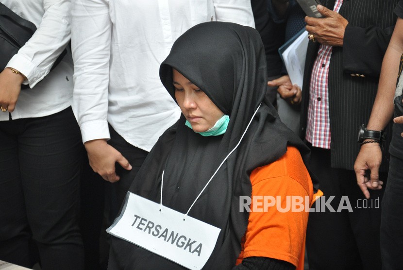 Tersangka kasus pembunuhan Hakim Pengadilan Negeri Medan, Zuraida Hanum yang juga istri korban Jamaluddin memperagakan adegan tempat bertemunya dengan seorang eksekutor saat rekonstruksi atau reka ulang di salah satu restoran Jalan Ringroad Medan, Sumatera Utara, Senin (13/1/2020). 