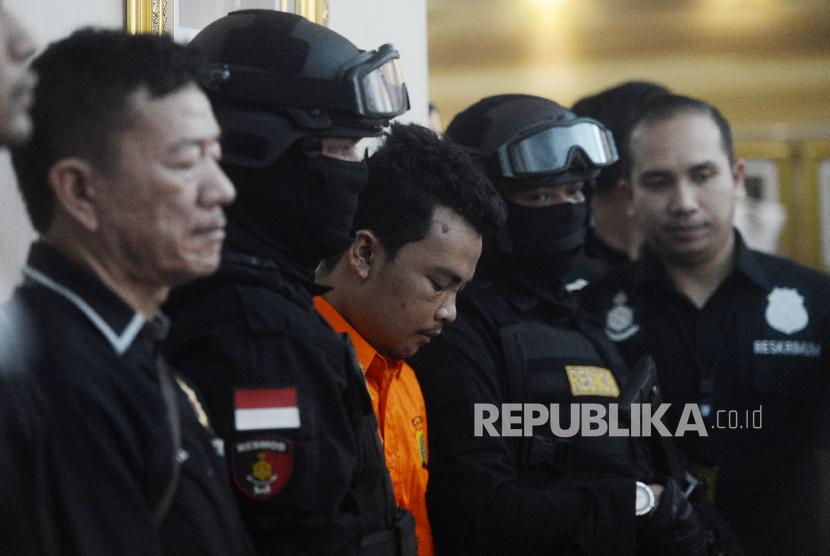Tersangka kasus pembunuhan satu keluarga HS diperlihatkan kepada media saat konferensi pers di Polda Metro Jaya, Jakarta, Jumat (16/11). 