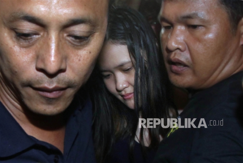 Tersangka kasus pembunuhan Wayan Mirna Salihin, Jessica Kumala Wongso (tengah), dikawal petugas menuju ruang tahanan di gedung Direktorat Reserse Kriminal Umum Polda Metro Jaya, Jakarta, Sabtu (30/1) malam.Republika/Rakhmawaty La'lang
