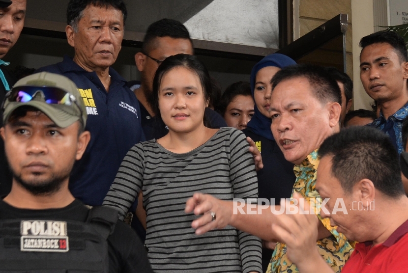 Tersangka kasus pembunuhan Wayan Mirna Salihin, Jessica Kumala Wongso (tengah) dikawal petugas keluar dari Kejaksaan Negeri Jakarta Pusat untuk dibawa ke Rutan Pondok Bambu, Jakarta, Jumat (27/5). (Republika/ Yasin Habibi)