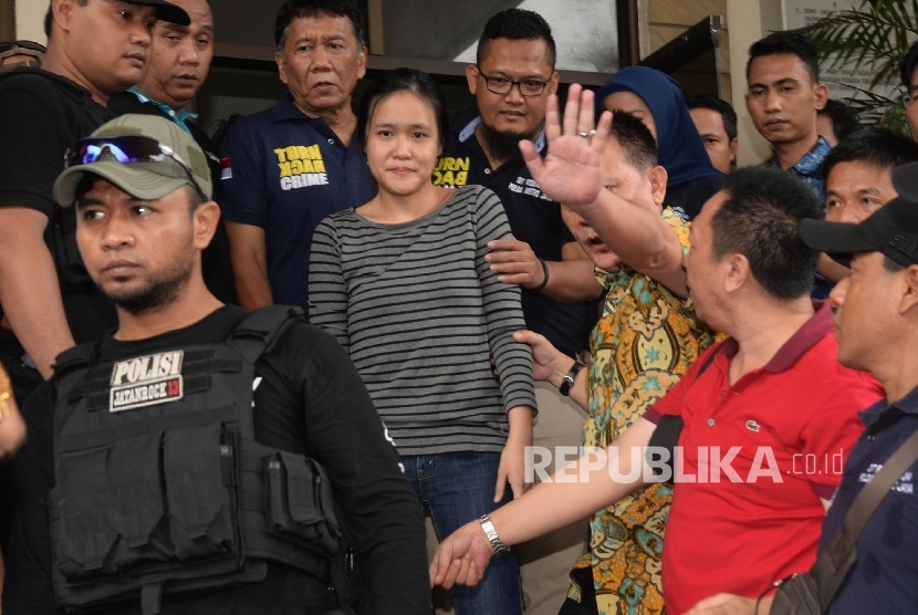 Tersangka kasus pembunuhan Wayan Mirna Salihin, Jessica Kumala Wongso (tengah) dikawal petugas keluar dari Kejaksaan Negeri Jakarta Pusat untuk dibawa ke Rutan Pondok Bambu, Jakarta, Jumat (27/5)