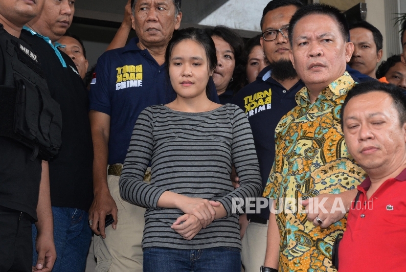 Tersangka kasus pembunuhan Wayan Mirna Salihin, Jessica Kumala Wongso (tengah) dikawal petugas keluar dari Kejaksaan Negeri Jakarta Pusat untuk dibawa ke Rutan Pondok Bambu, Jakarta, Jumat (27/5)