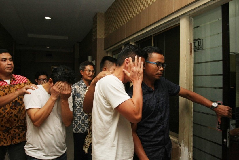 Tersangka kasus penculikan anak WN Korea Selatan berinisial SSW dan BJW diperlihatkan kepada wartawan saat rilis pengungkapan kasus penculikan korban WN Korea di Polda Metro Jaya, Jakarta, Jumat (3/11).
