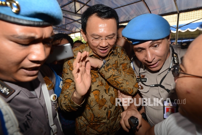  Tersangka kasus penistaan agama yang juga Calon Gubernur DKI Jakarta nomor urut 2 Basuki Tjahaja Purnama memasuki ruangan untuk menjalani pemeriksaan di Ruang Rapat Utama (Rupatama), Mabes Polri, Jakarta, Selasa (22/11).