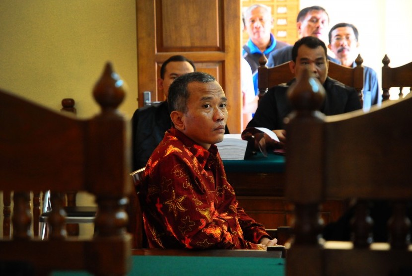 Tersangka kasus penulis buku Jokowi Undercover, Bambang Tri Mulyono, menjalani sidang perdana di Pengadilan Negeri Blora, Jawa Tengah, beberapa tahun lalu. Saat ini, Bambang Tri kembali ditangkap oleh Bareskrim Polri terkait kasus dugaan ujaran kebencian dan penistaan agama. (ilustrasi)