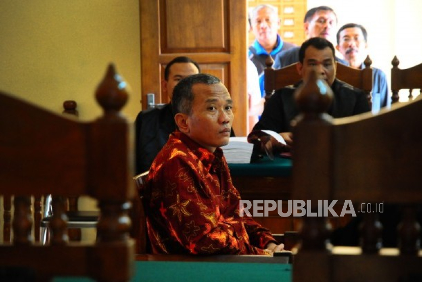 Tersangka kasus penulis buku Jokowi Undercover, Bambang Tri Mulyono, menjalani sidang perdana di Pengadilan Negeri Blora, Jawa Tengah, Senin (20/3).