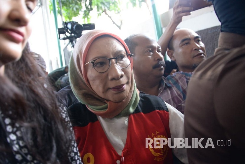 Tersangka kasus penyebaran berita bohong atau hoaks Ratna Sarumpaet saat tiba untuk menjalani sidang perdana di Pengadilan Negeri Jakarta Selatan,Kamis (28/2019).