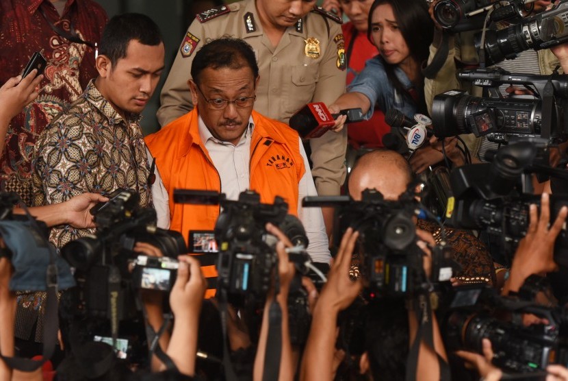 Tersangka kasus penyuapan oknum di Kejati DKI Jakarta yang diamankan dalam operasi tangkap tangan Sudi Wantoko meninggalkan Gedung KPK usai menjalani pemeriksaan di Jakarta, Jumat (4/1). 