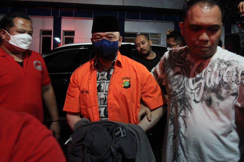 Tersangka kasus peredaran narkoba Irjen Pol Teddy Minahasa (tengah). Penyidik Polda Metro Jaya masih melengkapi berkas perkasa kasus Teddy Minahasa.