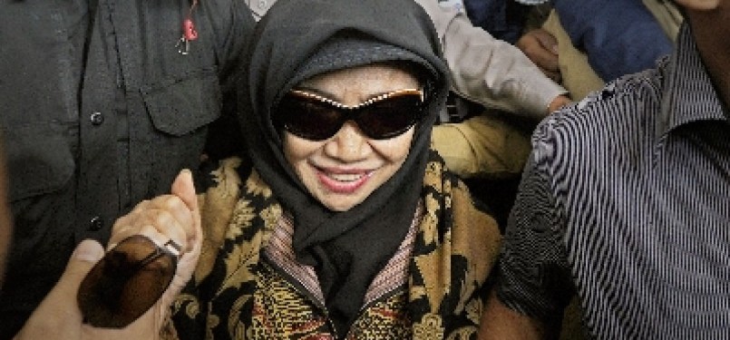 Tersangka kasus suap cek pelawat, Nunun Nurbaetie (tengah), dikawal ketat usai diperiksa di Kantor Komisi Pemberantasan Korupsi (KPK), Jakarta, Selasa (27/12). 