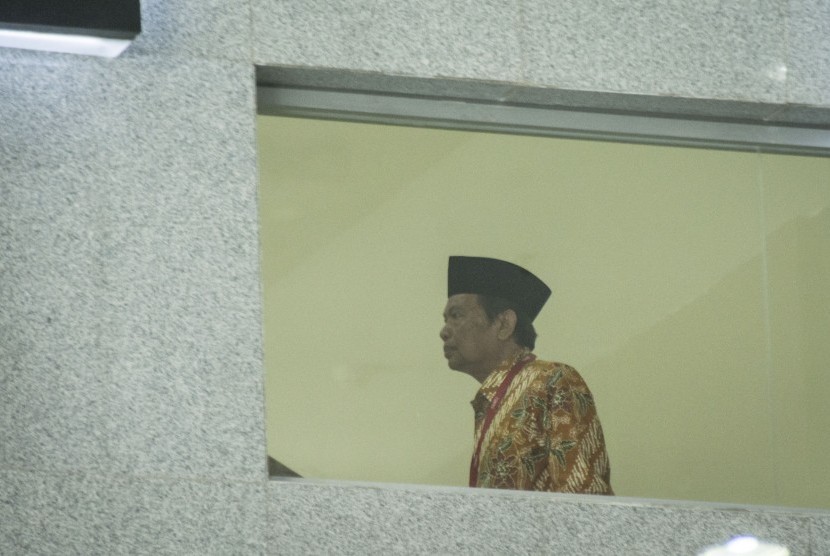 Tersangka kasus suap DPRD Kota Mojokerto, Masud Yunus bersiap menjalani pemeriksaan di gedung KPK, Jakarta, Selasa (23/1). 