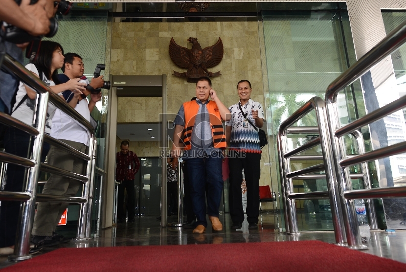 Tersangka kasus suap DPRD Musi Banyuasin (Muba) Adam Munandar berjalan menuju mobil tahanan seusai menjalani pemeriksaan di gedung KPK, Jakarta, Jumat (21/8).