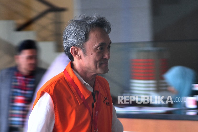 Tersangka kasus suap kepada panitera Pengadilan Negeri Jakarta Pusat Edy Nasution, Eddy Sindoro tiba di kantor KPK, Jakarta, Senin (15/10). 