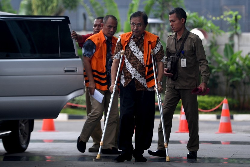 Tersangka kasus suap pekerjaan pembangunan infrastruktur di Kabupaten Batubara Helman Herdady (kedua kanan) dan Syaiful Azhar (kedua kiri) tiba untuk menjalani pemeriksaan lanjutan di gedung KPK, Jakarta, Senin (23/10).