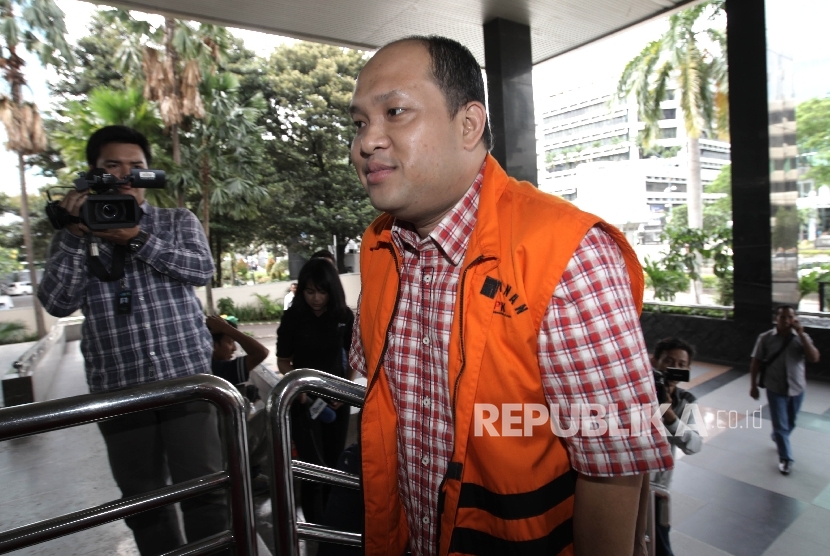 Tersangka kasus suap proyek di Dinas Pendidikan Banyuasin, Bupati Banyuasin Nonaktif Yan Anton Ferdian berjalan jelang menjalani pemerikasaan penyidik Komisi Pemberantasan Korupsi (KPK) di Jakarta, Selasa (13/12). 