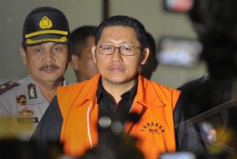 Tersangka kasus suap proyek Hambalang Anas Urbaningrum dikawal petugas usai menjalani pemeriksaan, di Gedung KPK, Jakarta, Jumat (17/1).
