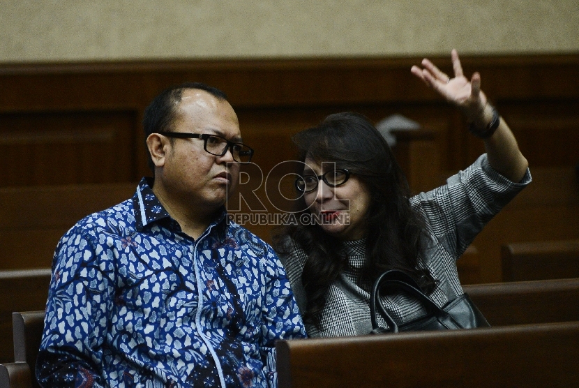 Tersangka kasus suap terkait dana bansos DPRD Sumatra Utara, Patrice Rio Capella (kiri) berbincang bersama Istrinya sebelum mengikuti sidang dengan agenda pembacaan pledoi di Gedung Tindak Pidana Korupsi (Tipikor), Jakarta, Senin (14/12).
