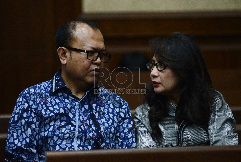 Tersangka kasus suap terkait dana bansos DPRD Sumatera Utara, Patrice Rio Capella (kiri) berbincang bersama Istrinya sebelum mengikuti sidang dengan agenda pembacaan pledoi di Gedung Tindak Pidana Korupsi (Tipikor), Jakarta, Senin (14/12).