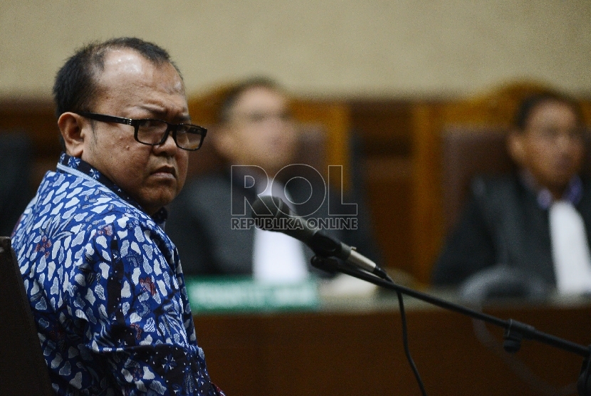 Tersangka kasus suap terkait dana bansos DPRD Sumatera Utara, Patrice Rio Capella mengikuti sidang dengan agenda pembacaan pledoi di Gedung Tindak Pidana Korupsi (Tipikor), Jakarta, Senin (14/12). 