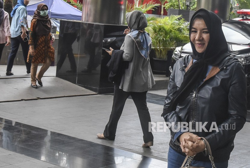 Tersangka kasus tindak pidana pencucian uang (TPPU) senilai Rp436 miliar Rita Widyasari berjalan untuk menjalanin pemeriksaan di gedung KPK, Jakarta, Jumat (19/7/2019). 