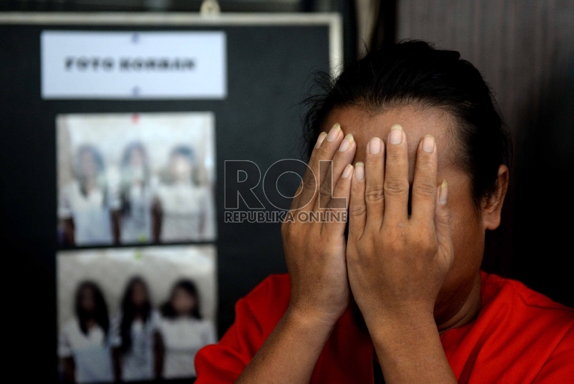 Tersangka kejahatan eksploitasi ekonomi dan sesksual anak MS diperlihatkan oleh petugas Polres Jakarta Pusat, di Mapolres Jakarta Pusat, Selasa (17/11).   (Republika/ Wihdan)