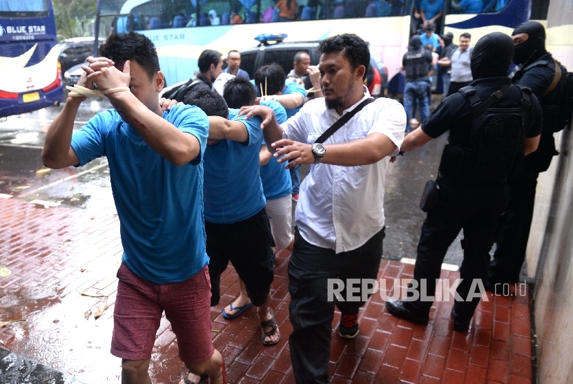  Tersangka kejahatan siber diamankan oleh petugas kepolisian di Polda Metro Jaya, Jakarta, Ahad (30/7). 