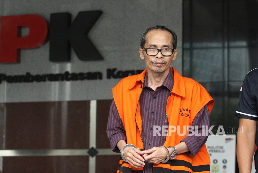 Tersangka Kepala Kantor Kemenag Kabupaten Gresik, Muhammad Muafaq Wirahadi usai menjalani pemeriksaan perdana pascaterjaring operasi tangkap tangan (OTT) di Gedung KPK, Jakarta, Kamis (21/3/2019). 