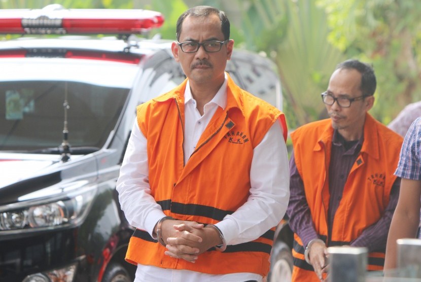 Tersangka Kepala Kanwil Kemenag Jawa Timur nonaktif Haris Hasanuddin bersiap menjalani pemeriksaan di gedung KPK, Jakarta, Selasa (14/5/2019).