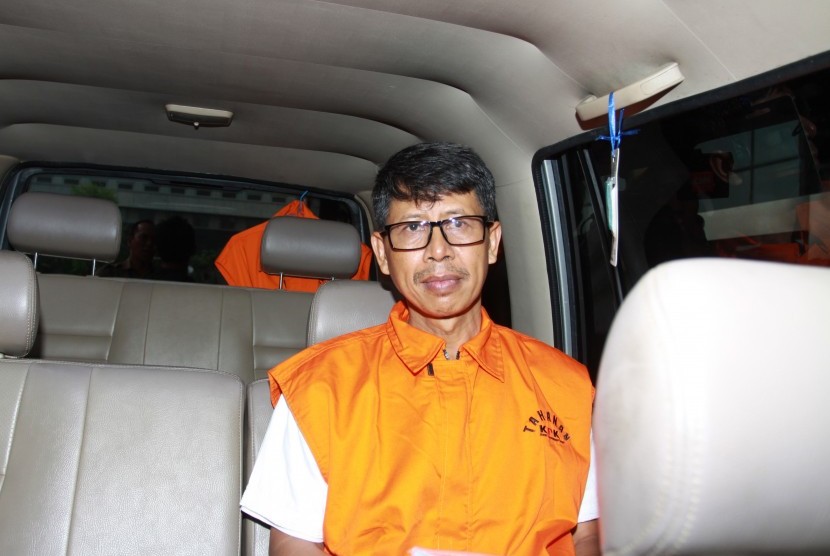 Tersangka kepala Lapas Sukamiskin Wahid Husen memakai rompi tahanan seusai menjalani pemeriksaan di Gedung KPK, Jakarta, Senin (23/7). 