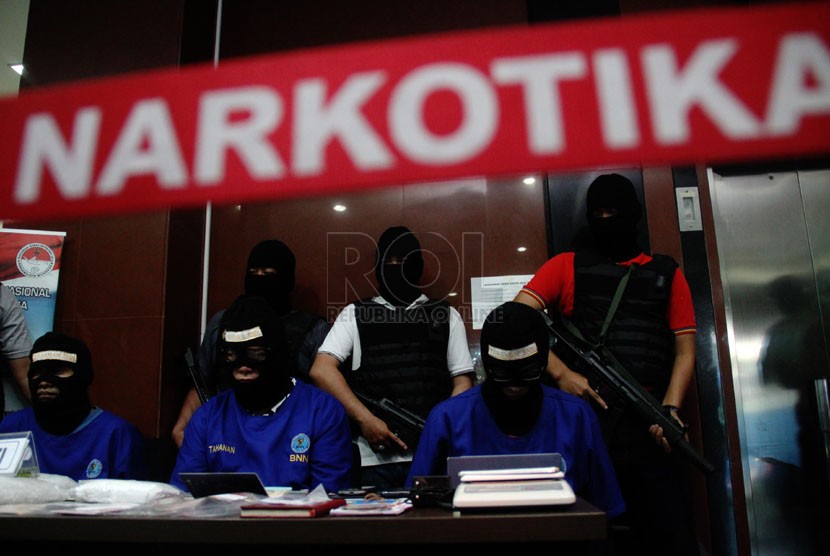   Tersangka kepemilikan narkotika dihadapkan di depan barang bukti di Kantor BNN, Jakarta, Kamis (8/5). (Republika/Yasin Habibi)