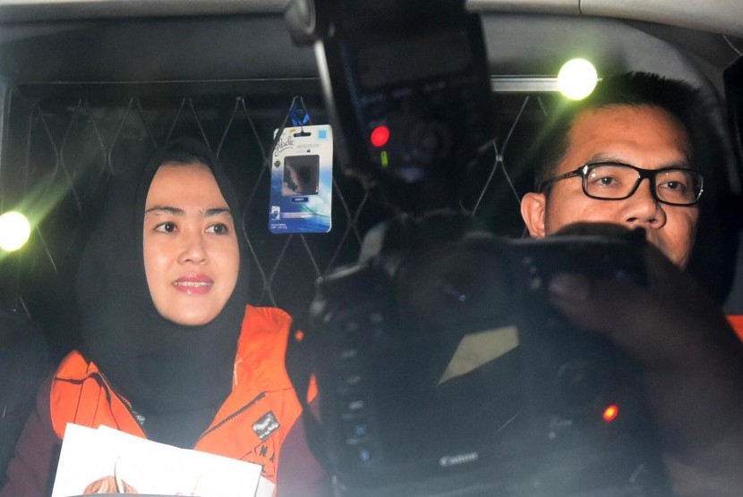 Tersangka korupsi Bupati Empat Lawang Budi Antoni Aljufri (kanan) dan istrinya Suzanna (tengah) meninggalkan Gedung KPK usai diperiksa di Jakarta, Senin (6/7).