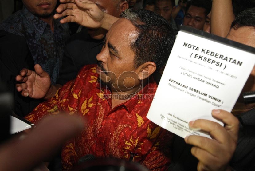  Tersangka korupsi dan pencucian uang Luthfi Hasan Ishaaq menjalani sidang pembacaan eksepsi di Pengadilan Tipikor, Jakarta, Senin (1/7).      (Republika/Adhi Wicaksono)