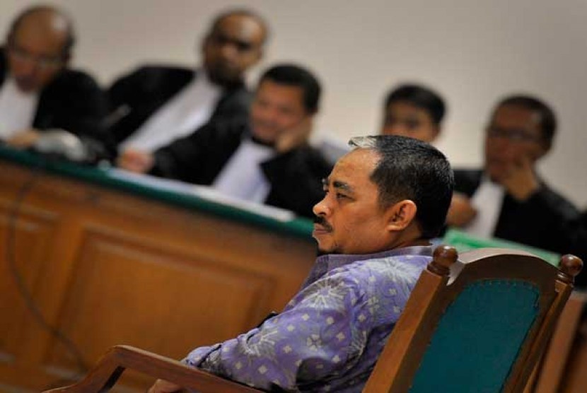 Tersangka korupsi dan pencucian uang, Luthfi Hasan Ishaaq menjalani sidang perdana dengan agenda pembacaan dakwaan di Pengadilan Tiipikor, Jakarta, Senin (24/6). 