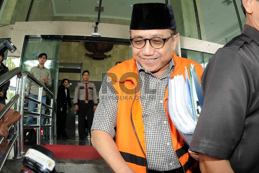Tersangka korupsi Kementrian ESDM Waryono Karno meninggalkan Gedung Komisi Pemberantasan Korupsi usai diperiksa di Jakarta, Rabu (29/4). (Republika/Agung Supriyanto )